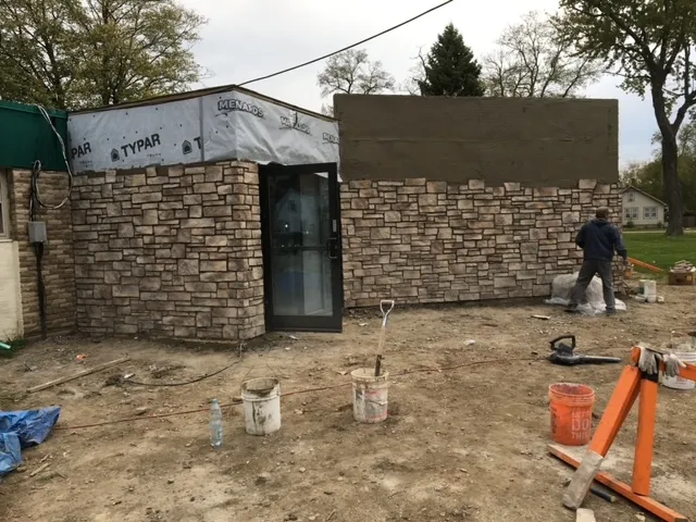 stone veneer installation on commercial builidng done by masonry contractors